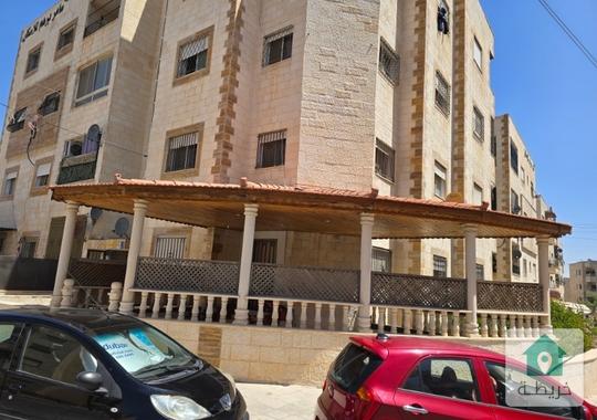 شقة في جبل الزهور ۱۲۰ مع ترس خارجي ٤٥ متر مع كرميد تصلح اضافتها الشقة و بمجمل مساحة ١٦٥ متر