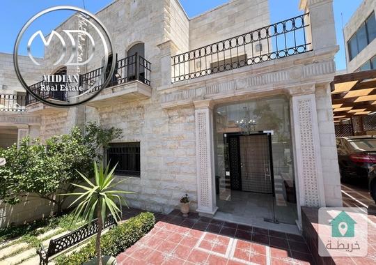 فيلا دوبلكس مفروشة للايجار عبدون مساحة 500م مع مسبح و تراسات و حدائق تشطيبات وفرش فاخر تصلح للهيئات 