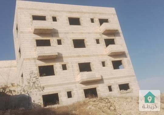 عماره سكنيه مكونه من أربع طوابق بلأضافه لبئر ماء ٦٥متر وكراج وعلا شارعين وقطعت ارض ١٥٠٠متر