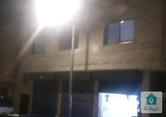 عمارة استثمارية للبيع واجهه حجر على شارع رئيسي مكونه من 3 مخازن مع شقة أولى و الطابق الثاني شقتات