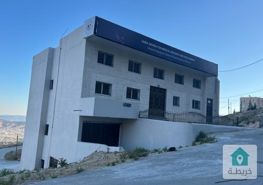 مجمع تجاري اربع طوابق ٩٠٠ متر جديد مشطب كامل مصعد درج مخارج طوارىء رخصه مهن مصفات مساحة تحميل وتنزيل