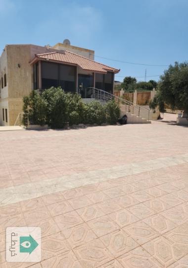 بيت مميز مفروش صالح للسكن أو استثمار مزرعة في السلط للبيع