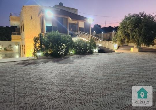 بيت مميز صالح للسكن أو استثمار مزرعة في السلط للبيع