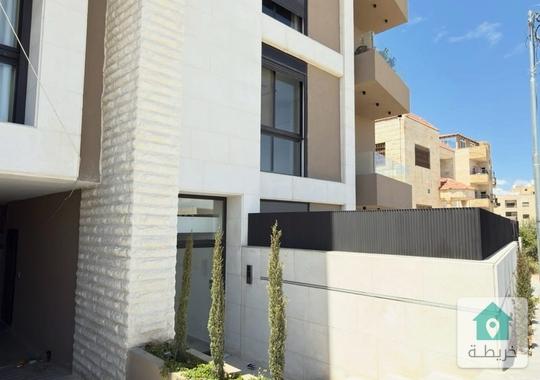 شقة فاخرة عند دوار البحرية للبيع