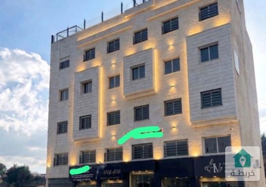 فرصة استثمارية ذهبية: مجمع تجاري متكامل في موقع استراتيجي! 🤩🏢