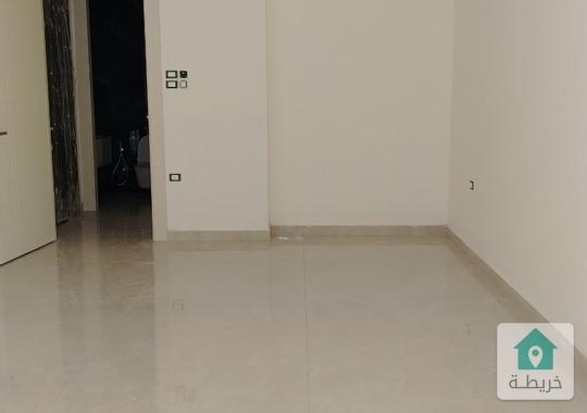 شقة مميزة للبيع ام اذينة ارضي مع حديقة 