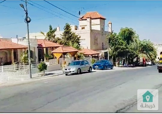 منزل مكون من 3 طوابق في أجمل مناطق حي عدن في جبل النصر للبيع 