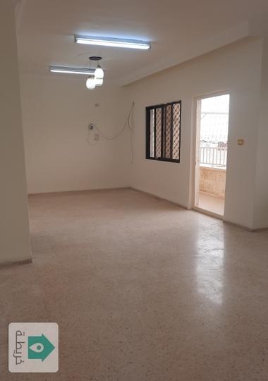 شقة طابق ثالث 136 م2 في ضاحية الامير حسن خلف ديوان الخدمة للبيع 